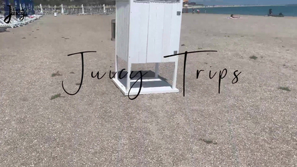 Малышка вздрочнула пальчиками на пляже в раздевалке и окончила сквиртом